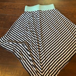Cat and jack black and white stripe skirt, size extra small